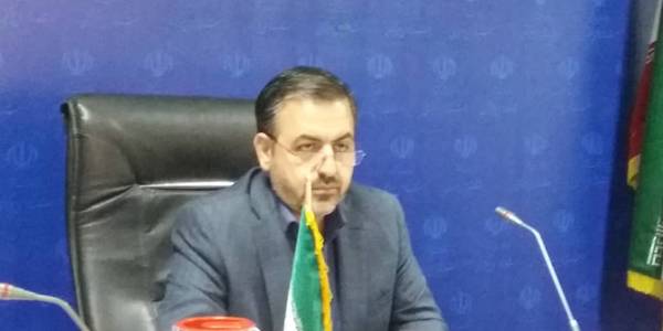 فراگیر شدن طرح هوشمند سازی توزیع نان در استان

۹۸ درصد از نانوایی‌های استان مرکزی به دستگاه کارتخوان هوشمند توزیع نا تجهیز شدند.

به گزارش خبرگزاری صدا و سیمای مرکز اراک؛معاون هماهنگی امور اقتصادی استاندار مرکزی گفت: یک‌هزار و ۴۳۶ واحد نانوایی در این استان با هدف شفاف‌سازی عرضه نان به دستگاه کارتخوان هوشمند مجهز شدند.
حسن میرزاخانی افزود: در اجرای این طرح ۹۸ درصدنانوایی‌های استان به این دستگاه مجهز شده اند و ۳۰ تا ۴۰ نانوایی همچنان به شیوه گذشته نان عرضه می‌کنند.
او گفت : فوت صاحب پروانه نانوایی و واگذاری واحد به سایر افراد از جمله علت‌هایی است که منجر شده تا بخشی از نانوایی‌های استان به دستگاه هوشمند متصل نباشند که ظرف ۱۰ روز آینده مشکل این تعداد نانوایی رفع خواهد شد.
استفاده از دستگاه کارتخوان هوشمند در نانوایی‌ها مورد پایش قرار می‌گیرد تا اجرای طرح در استان به طور دقیق اجرا شود.
معاون هماهنگی امور اقتصادی استاندار مرکزی گفت : مرحله دوم در اجرای این طرح، تعیین سهمیه آرد براساس میزان فروش نان است و نانوایی‌هایی که به این دستگاه مجهز نباشند، از دریافت آرد محروم می شوند.