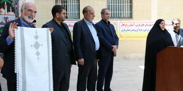 اهدا دو تخته رومیزی مزین به هنر  تفرشی دوزی به مرکز آموزش فنی و حرفه ای پروفسور حسابی تفرش