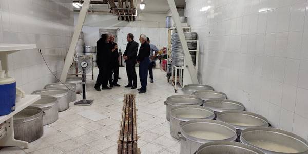 بازدید مهدی الیاسی معاون استاندار و فرماندار ویژه شهرستان ساوه از پخت ۷۲ دیگ غذای نذری برای عزاداران حسینی (ع).