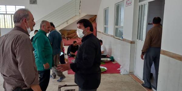 🔸تهیه غذا برای سیل‌زدگان روستای آهنگران توسط عوامل موکب حضرت رقیه(س) در مهمانسرای روستای غیاث آباد