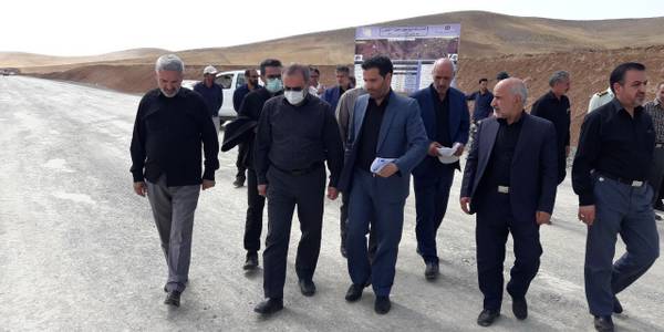 بازدیداستاندار مرکزی و معاون هماهنگی امور اقتصادی و توسعه منطقه ای استاندار از اجرای طرح ساخت باند دوم محور خمین-الیگودرز

استاندار مرکزی و معاون هماهنگی امور اقتصادی و توسعه منطقه ای استاندار  از طرح ساخت باند دوم محور خمین-الیگودرز بازدید‌ کرد.
هدف از این اجرای این پروژه، ارتقاءایمنی محور،کاهش تصادفات جاده ای و رونق بخش های اقتصادی و کشاورزی در استان مرکزی است.
 طول این مسیر ۲۳ کیلومتر است که ۸ کیلومتر از آن زیرسازی شده است.
۷۵۰۰ متر مکعب این مسیر خاکبرداری شده وتاکنون ۱۲۰۰ متر مکعب خاکریزی، ۶۵۰۰ متر مکعب بتن ریزی انجام شده است.
درصورت تامین اعتبار ۱۲ کیلومتر از این مسیر احداث می شود.