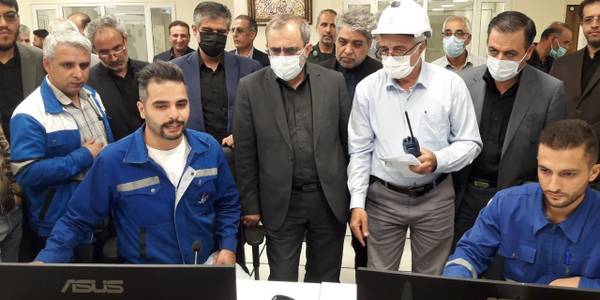 بازدید استاندار مرکزی و معاون هماهنگی امور اقتصادی و توسعه منطقه ای استاندار از پتروشیمی خمین

در ادامه سفر یک روزه استاندار مرکزی و معاون هماهنگی امور اقتصادی و توسعه منطقه ای استاندار به شهرستان خمین،  از  پتروشیمی دی آریا پلیمر خمین بازدید کرد.
عملیات اجرایی این مجتمع سال 96 آغاز شد ودر سفر هیات دولت به استان مرکزی به بهره برداری رسید. 
ظرفیت این مجتمع ۳۰۰ هزار تن پلی پروپیلن است، تولید اولیه آن ۱۸۰ هزار تن در سال برآورد شده است.
 در این مجتمع تولیدی در حال حاضر 350 نفر به صورت مستقیم مشغول به کار هستند.