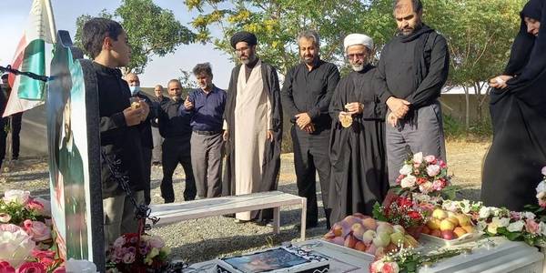 *قرائت فاتحه و تجدید میثاق با آرمان های شهدا توسط فرماندار شهرستان و امام جمعه فراهان در ماه محرم*