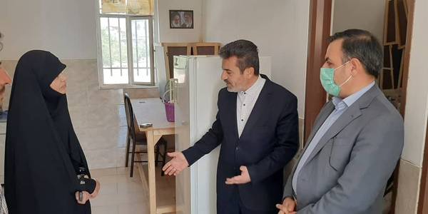 معاون هماهنگی امور اقتصادی و توسعه منطقه ای استاندار از کارگاه خیاطی در بخش سربند شازند به عنوان یکی از طرح های اشتغال روستایی بازدید کرد.

سه شنبه 25 مرداد 1401