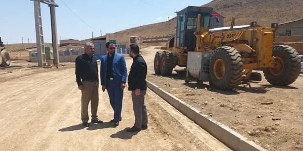 بازدید فرماندار و بخشدار مرکزی از روند اجرای پروژه زیرسازی و آسفالت محور معبر اصلی ورودی روستای میدانک