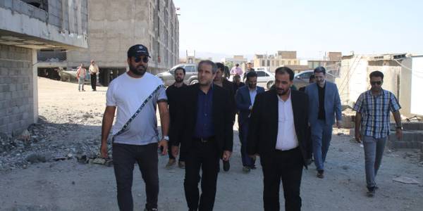 بررسی میدانی مهدی الیاسی معاون استاندار و فرماندار ویژه شهرستان ساوه به همراه مدیران کل دیوان محاسبات از پروژه طرح نهضت ملی مسکن در ساوه.