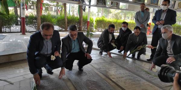 قبور مطهر شهدای شهرستان خمین بمناسبت هفته دولت گلباران شد