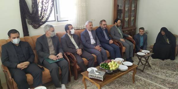 رئیس شورای اطلاع رسانی دولت با خانواده معظم شهید محمد مهدی حاجی محمدی در خمین دیدار کرد