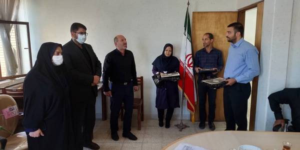 اهدای لوح تقدیر به کارمندان نمونه