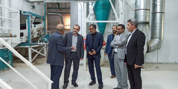 بازدید دکتر مخلص الائمه استاندار مرکزی به اتفاق گودرزی مدیرکل دفتر هماهنگی امور اقتصادی استانداری و ناظری معاون مدیرکل حوزه استاندار  از شرکت تولید آرد کامل گل آذین آشتیان