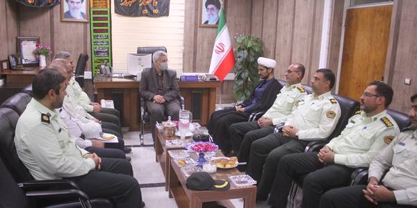 جانشین فرمانده و پرسنل نیروی انتظامی خمین با فرماندار ديدار كردند