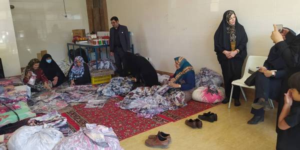 به مناسبت گرامیداشت هفته دولت  با حضور جناب آقای گازری فرماندار  محترم  شهرستان  خنداب ، سرکار خانم مفتح زاده مدیر کل امور بانوان  و خانواده  استانداری ، جناب آقای  میرزایی بخشدار محترم جاورسیان و هیات  همراه از کارگاه  دور دوزی روسری در روستای طور گیر بازدید به عمل  آمد . دراین کارگاه  ده نفر از بانوان به صورت مستقیم  و سیصد و شصت نفر به صورت غیر مستقیم مشغول به  فعالیت می باشند . 1401-06-05