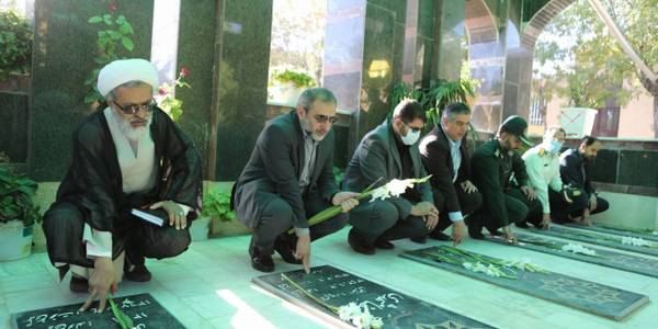 ادای احترام به شهدای امامزاده احمد تفرش