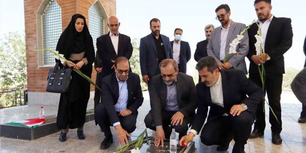 ادای احترام به مقام شامخ شهدای شهرستان شازند