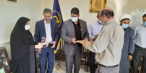 اهدای لوح تقدیر به کارمندان نمونه: