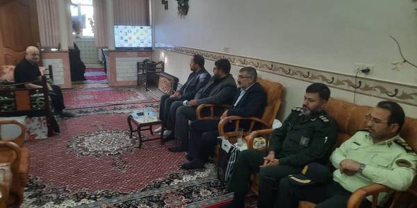 به مناسبت ایام هفته دولت فرماندار شهرستان تفرش به اتفاق مدیران ادارات شهرستان وفرماندهان سپاه وفراجا با جانبازان حسن حبیبی معلم بازنشسته آموزش وپرورش وجانباز حسین ملا اکبری بازنشسته دانشگاه ملی دیدار کردند.