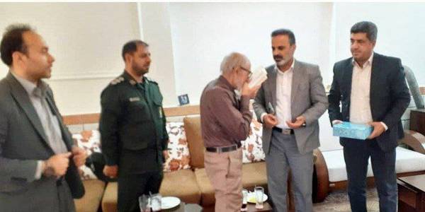 دیدارمسئولین زرندیه با خانواده هنرمند شهید محمود رسولی