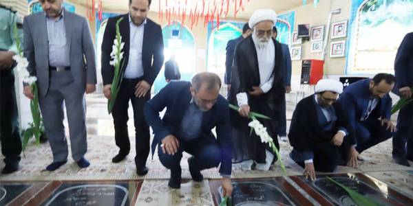 همزمان با هفته دولت استاندار مرکزی به همراه معاون وزیر صمت، نماینده مردم محلات و دلیجان در مجلس شورای اسلامی، معاون هماهنگی اموراقتصادی و توسعه منطقه ای استاندار، فرماندار دلیجان و جمعی از مدیران با حضور در گلزار مطهر شهدای دلیجان به مقام شامخ شهدا ادای احترام کردند

پنج‌شنبه ۱۰ شهریور ۱۴۰۱