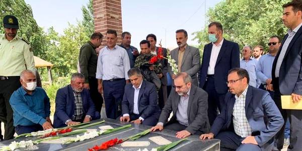 ادای احترام به مقام شاخص  شهدای شهر رازقان