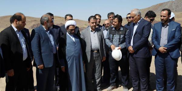 همزمان با هفته دولت با حضور استاندار مرکزی به همراه معاون وزیر صمت، معاون هماهنگی امور اقتصادی و توسعه منطقه ای استاندار، نماینده مردم محلات و دلیجان در مجلس شورای اسلامی، فرمانداران دلیجان و محلات و جمعی از مدیران کلنگ توسعه خط تولید کنستانتره آهن مس محمد آباد بر زمین زده‌شد

پنج‌شنبه ۱۰ شهریور ۱۴۰۱