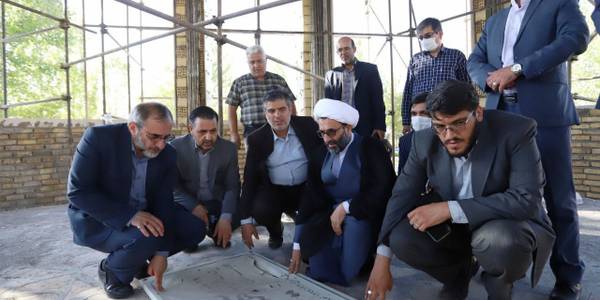 همزمان با هفته دولت استاندار مرکزی به همراه نماینده مردم محلات و دلیجان در مجلس شورای اسلامی، معاون هماهنگی امور اقتصادی و توسعه منطقه ای استاندار، فرماندار محلات و جمعی از مدیران با حضور در گلزار مطهر شهدای نیم‌ور به مقام شامخ شهدا ادای احترام کردند

پنج‌شنبه ۱۰ شهریور ۱۴۰۱