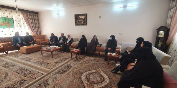 دیدار با خانواده معظم شهید والا مقام سید علی طباطبائی نیا به مناسبت  گرامیداشت هفته دولت با حضور جناب آقای براتی فرماندار،حجت الاسلام  والمسلمین حاج آقا غفوری امام جمعه محترم  شهرستان دلیجان ،سرکارخانم مفتح زاده مدیر کل محترم امور بانوان وخانواده استانداری و مسئولین شهرستان با خانواده شهید  والامقام  سید علی طباطبائی نیا از شهدای هشت سال دفاع مقدس دیدار به عمل  آمد .1401-06-09