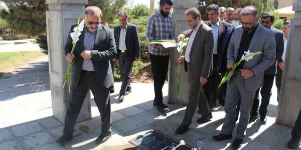 گلباران مزار شهدا به مناسبت هفته دولت با حضور استاندار مرکزی