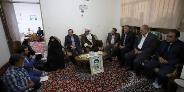 دیدار استاندار مرکزی با خانواده معزز شهید محمد معین نعمتی در شهر  غرق‌آباد به مناسبت هفته دولت
