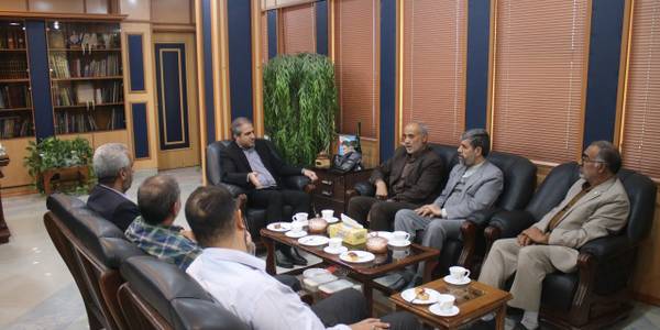 به مناسبت گرامیداشت هفته دولت، رییس و اعضای هیئت نظارت بر انتخابات با مهدی الیاسی معاون استاندار و  فرماندار ویژه شهرستان ساوه دیدار و گفتگو کردند.