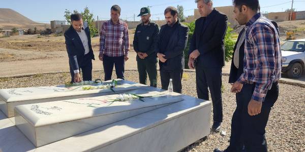 🔴تجدید میثاق با آرمان های شهدا توسط مسئولان فراهان در شهر خنجین