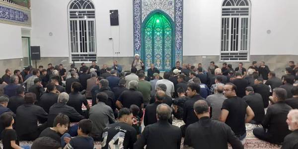 حضور ابراهیم رستمی فرماندار شهرستان کمیجان به اتفاق حجه الاسلام سعیدی امام جمعه کمیجان، خانم آقامحمدی ، معاون دفتر بانوان و خانواده استانداری، در جمع عزاداران حسینی روستای ذادق آباد .