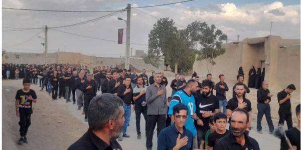 حضور ابراهیم رستمی فرماندار شهرستان کمیجان به اتفاق ، خانم آقامحمدی ، معاون دفتر بانوان و خانواده استانداری در جمع عزاداران حسینی روستای نهرپشته بخش میلاجرد