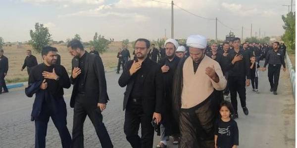 حضور ابراهیم رستمی فرماندار شهرستان کمیجان به اتفاق ، خانم آقامحمدی ، معاون دفتر زنان و خانواده استانداری، آرزومند بخشدار میلاجرد و فرماندهان نظامی و انتظامی در جمع عزاداران حسینی شهرمیلاجرد