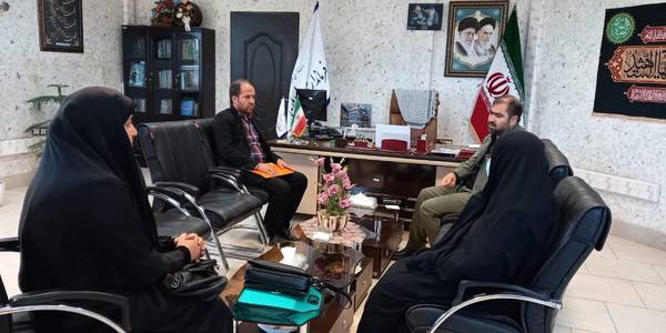 سرکار خانم  مفتح زاده مدیر کل محترم امور بانوان و خانواده استانداری  مرکزی با حضور در فرمانداری شهرستان فراهان با جناب آقای  آقازیارتی فرماندار محترم و آقای  دکتر سلطانی نماینده محترم ناحیه مقاومت بسیج این  شهرستان دیدار و ضمن استماع مشکلات و مسائل حوزه  زنان بویژه کمبود پزشک متخصص در مورد طرح محله مهربانی بحث و تبادل نظر  نمودند .1401-06-15