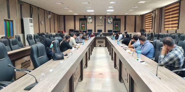 جلسه هم اندیشی دهیاران بخش مرکزی شهرستان فراهان به ریاست فرماندار این شهرستان و با حضور برخی مسئولان به منظور بررسی مسائل و مشکلات و نیازهای روستاها برگزار شد.