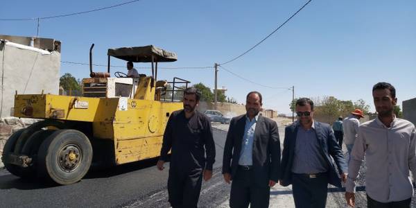 بازدید فراهانی  سرپرست فرمانداری و بخشدار مرکزی آشتیان به اتفاق صفاری مدیر بنیاد‌ مسکن انقلاب اسلامی،دهیار و اعضای شورای اسلامی روستای سیاوشان از پروژه زیرسازی و آسفالت معابر روستای سیاوشان