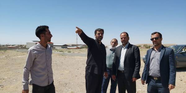 بازدید فراهانی سرپرست فرمانداری و بخشدار مرکزی آشتیان به اتفاق صفاری مدیر بنیاد‌ مسکن انقلاب اسلامی،دهیار و اعضای شورای اسلامی روستای سیاوشان از آخرین وضعیت پروژه برق رسانی به شهرک امید روستای سیاوشان