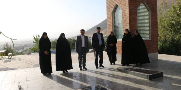 در ابتدای سفر به  شهرستان شازند سرکار خانم  مفتح زاده مدیر کل محترم  امور بانوان و خانواده استانداری به اتفاق  جناب آقای رمضانی فرماندار  محترم و  هیات همراه با حضور در گلزارمطهر شهدای گمنام شهر شازند با آرمان های والای شهدای عظیم الشان انقلاب اسلامی ایران تجدید  میثاق  نمودند. 1401-06-21