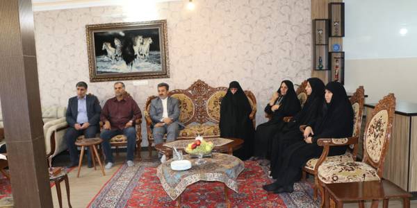 دیدار با خانواده  معظم شهیده والامقام اکرم صادقی  با حضور  جناب آقای  رمضانی  فرماندار ، سرکار خانم  مفتح زاده مدیر کل محترم امور بانوان و خانواده  استانداری و مسئولین شهرستان با خانواده شهیده والامقام اکرم صادقی  دیدار به عمل آمد  .1401-06-21