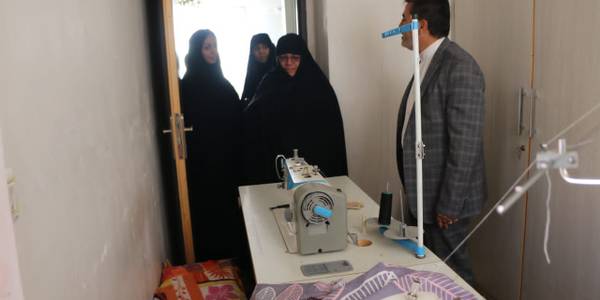 جناب آقای رمضانی فرماندار محترم شهرستان شازند ، سرکار خانم مفتح زاده  مدیر کل محترم امور بانوان وخانواده استانداری  و هیات همراه با حضور در منزل مدد جوی بهزیستی ضمن دیدار و دلجویی از مدد جوی محترم از اشتغال خانگی (خیاطی ) بانوی سرپرست خانوار بازدید  بعمل آوردند .1401-06-21