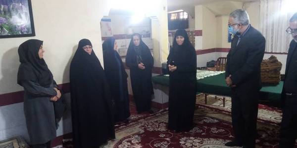با حضور  سرکار خانم سرکار خانم مفتح زاده  مدیر  کل  محترم  امور بانوان وخانواده  استانداری  ، جناب  آقای  مبین معاون  محترم  سیاسی  و اجتماعی   فرمانداری شازند ، سرکار خانم  آقا محمدی  معاون محترم  امور بانوان  و خانواده استانداری ، جناب  آقای اسدی مسئول محترم بنیاد برکت شهرستان و هیات همراه از کارگاه  تولید  روسری بازدید به عمل  آمد .1401-06-21