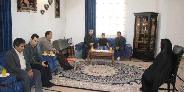 دیدار مهدی الیاسی معاون استاندارو فرماندار ویژه شهرستان ساوه با خانواده راهدار متوفی ، مرحوم نعمتی در شهر غرق آباد