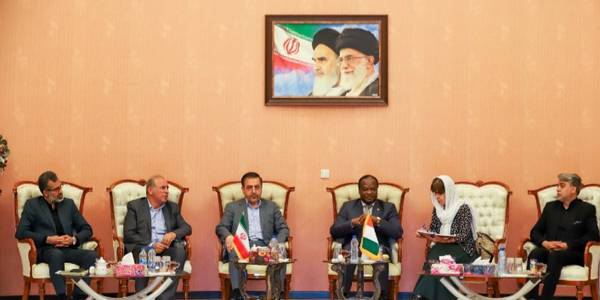 سفیر .کشور ساحل عاج در سفر به استان مرکزی وارد شهر اراک شد و مورد استقبال رسمی معاون هماهنگی امور اقتصادی و توسعه منطقه ای استاندار و مدیران استان قرار گرفت.

یک شنبه 27 شهریور 1401