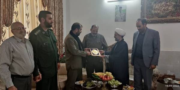 تقدیر،تکریم و تجلیل مشترک  آقازیارتی فرماندار شهرستان و امام جمعه فراهان  از فداکاری وایثارگری جانباز علی دستجانی و جانباز محمد دستجانی