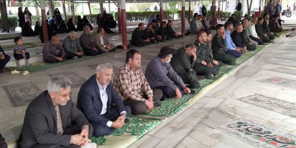 قبور مطهر شهدای شهرستان خمین بمناسبت هفته دفاع مقدس گلباران شد