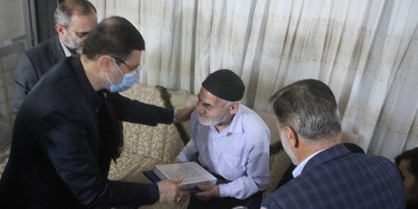 رئیس بنیاد شهید و امور ایثارگران کشور با خانواده معظم شهیدان دالایی در خمین دیدار کرد