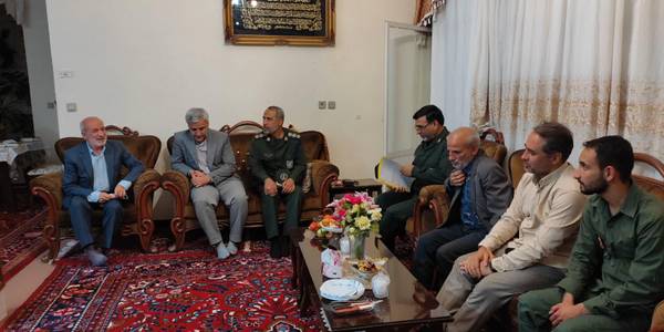فرماندار با خانواده شهیدان اقبالیون و شمسی دیدار کرد