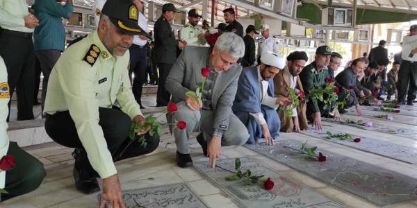 گلباران قبور مطهر شهدای شهرستان خمین بمناسبت هفته نیروی انتظامی