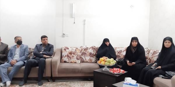 بازدید  سرکار خانم مفتح زاده مدیر کل امور بانوان استانداری به همراه  جناب  آقای هادی  فرماندار شهرستان اراک و هیات  همراه از مرکز سپهر محبت درشهر اراک که  در این بازدید  به ارائه گزارش  اقدامات انجام شده  و  فرایند  پذیرش دختران توسط  سرکار خانم غفاری مدیر عامل مرکز و بیان  مشکلات  از جمله استیجار ی بودن و  محدودیت  فضا پرداخته  شد .1401-07-11