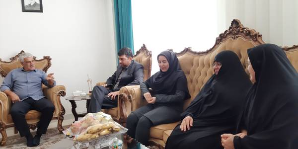 با حضور سرکار خانم  مفتح زاده  و  جناب آقای هادی  فرماندار شهرستان  اراک دیداری با خانواده شهید .الا مقام علی قرمز چشمه فراهانی شهید هشت سال دفاع مقدس انجام شد ، شهید  قرمز چشمه در منطقه موسیان از توابع  شهرستان  دهلران استان ایلام  به درجه رفیع  شهادت نائل آمدند .1401-07-11